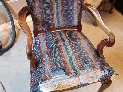 Oude versleten fauteuil