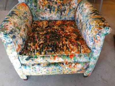 Fauteuil met velours meubelstof, hier is goed het verschil van kleur te zien.