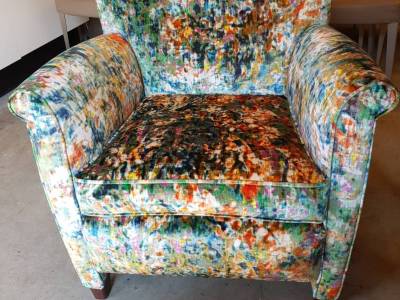 Fauteuil voorzien van nieuwe meubelstof in mooie warme kleuren.