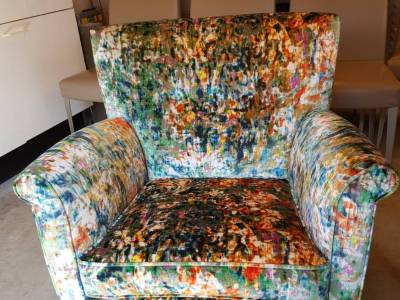 Fauteuil gestoffeerd met velours meubelstof, in prachtige kleuren.